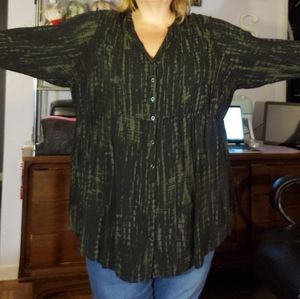 Torrid Size 6 Green and Black hi lo blouse